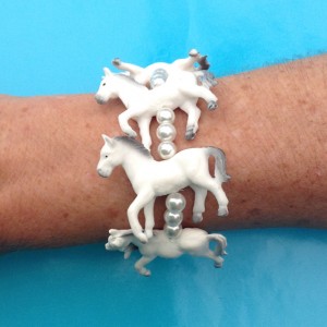 bracelet horse white arm 72