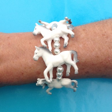bracelet horse white arm 72