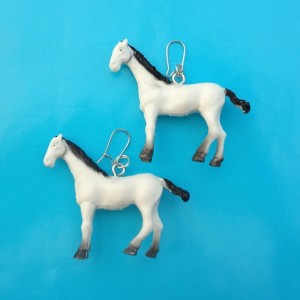 earring horse white 72