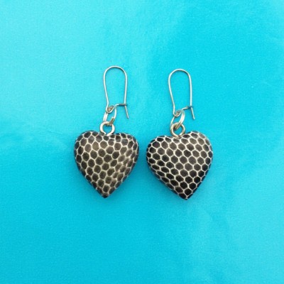 39earring wood heart snake grey 72