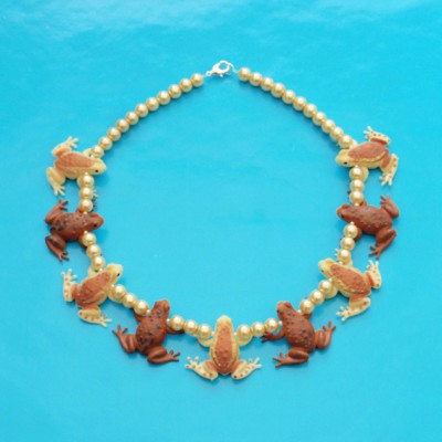 80 necklace frog lightbrown 72